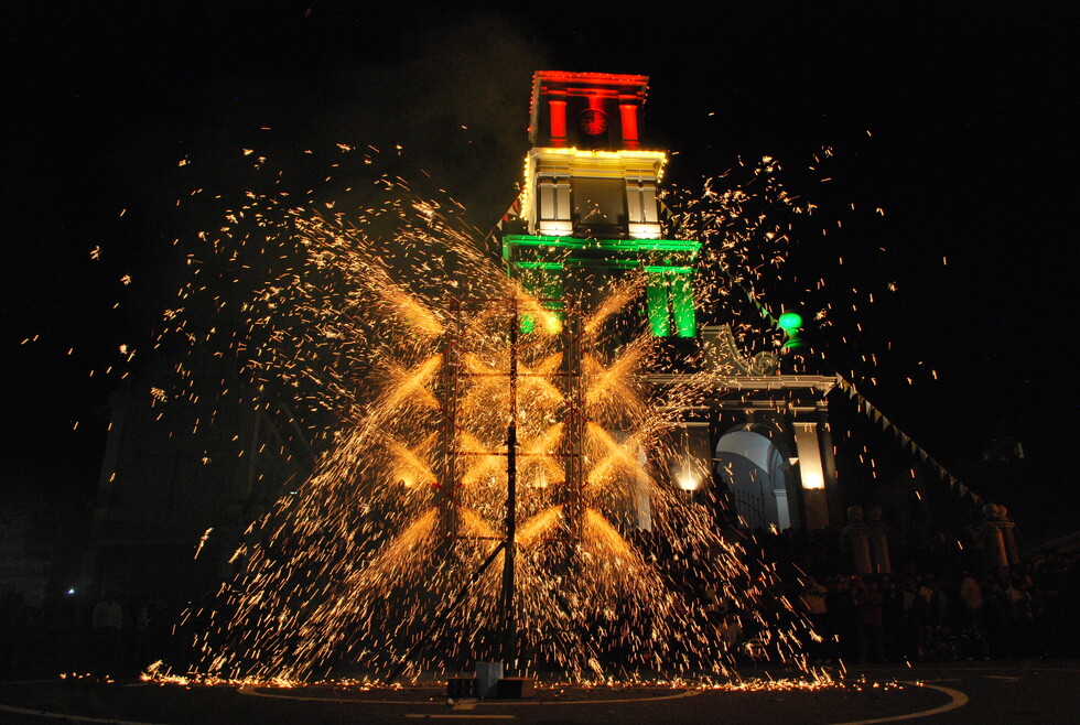 El artesano que pone color a las fiestas y a las cosechas en Tarija