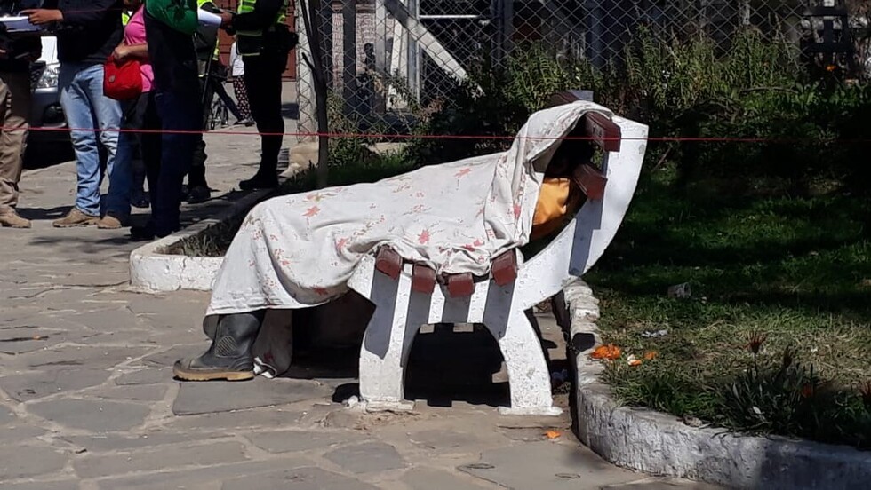 Encuentran un cadáver en la plaza del barrio Juan Pablo de Tarija