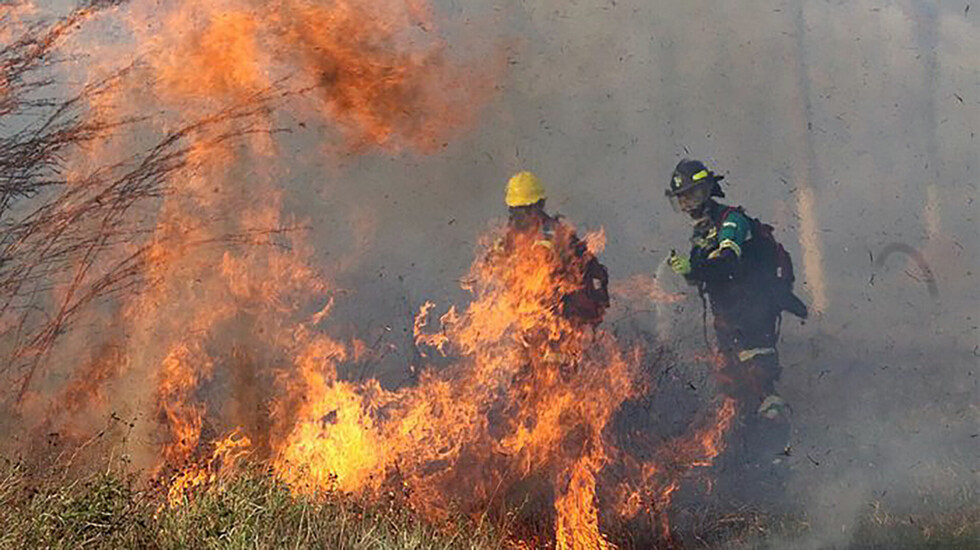 Bomberos de Jujuy combaten el fuego en San Rafael y duermen en el piso