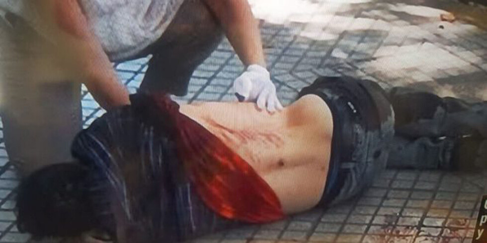 Apuñaló a un menor y ahora es buscado por la Policía