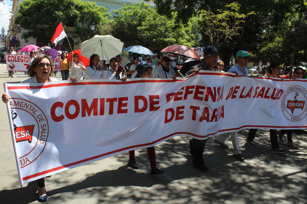 Médicos cumplen 15 días de paro