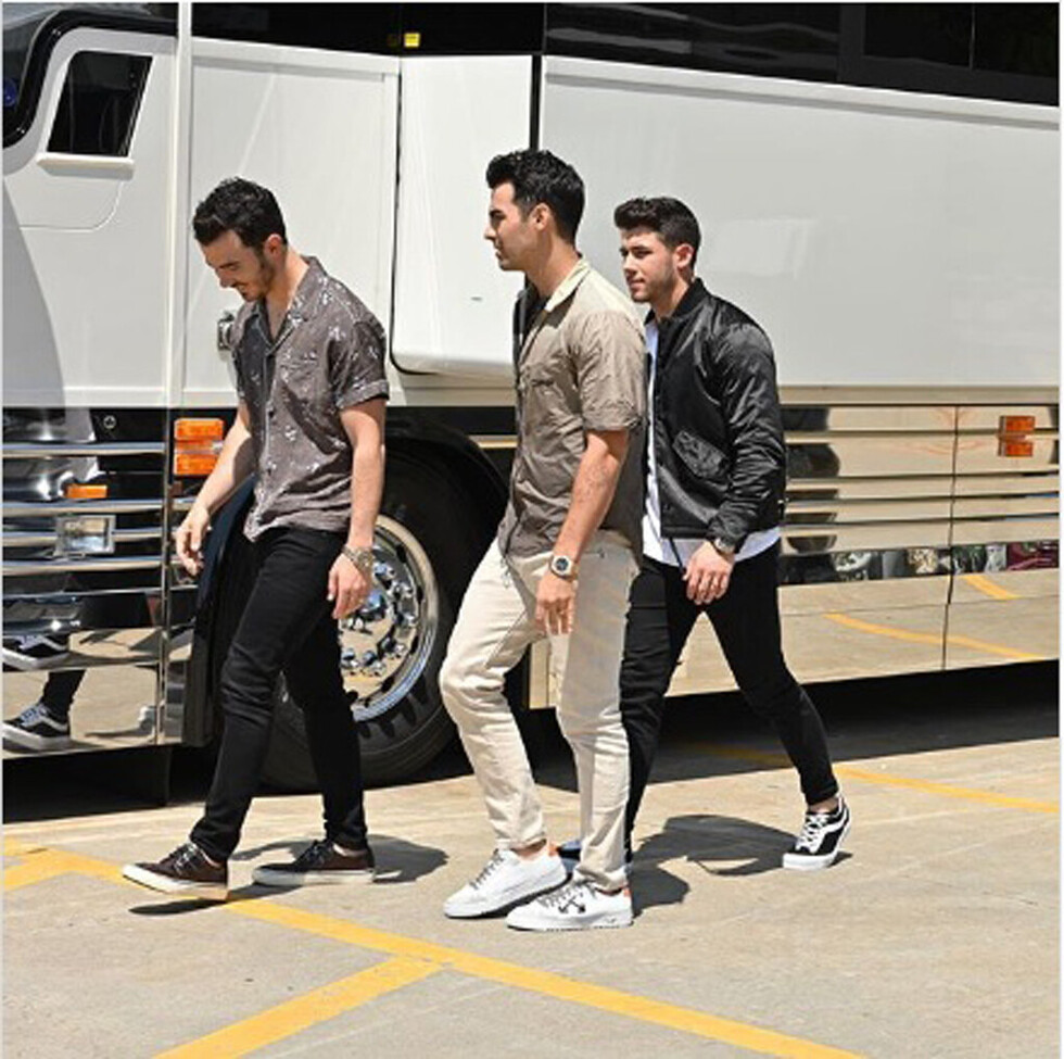 Jonas Brothers  ven a una fan  en el hospital