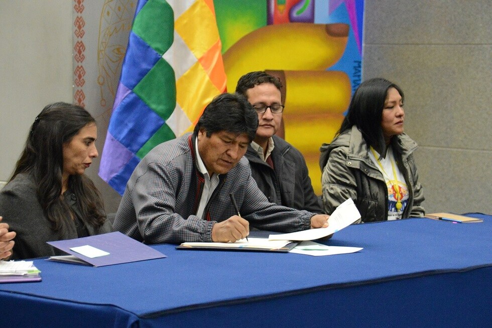 Evo Morales promulga la Ley del Cáncer