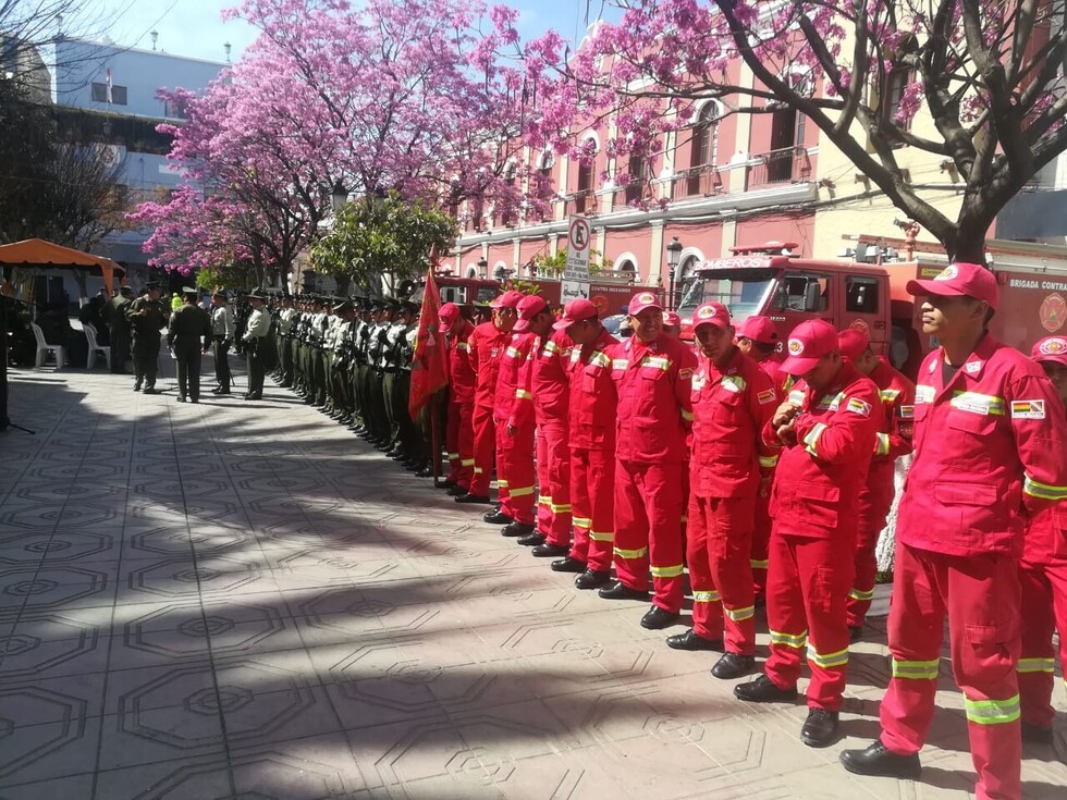 Condecoran a bomberos de Tarija por brindar apoyo en la Chiquitanía
