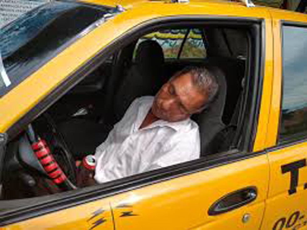 Delincuentes roban autopartes a taxista ebrio en Tarija