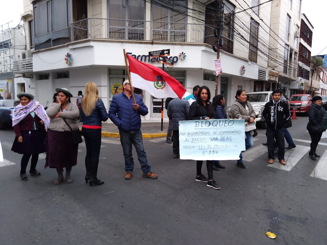 Vecinos de San Blas bloquean plaza principal de Tarija