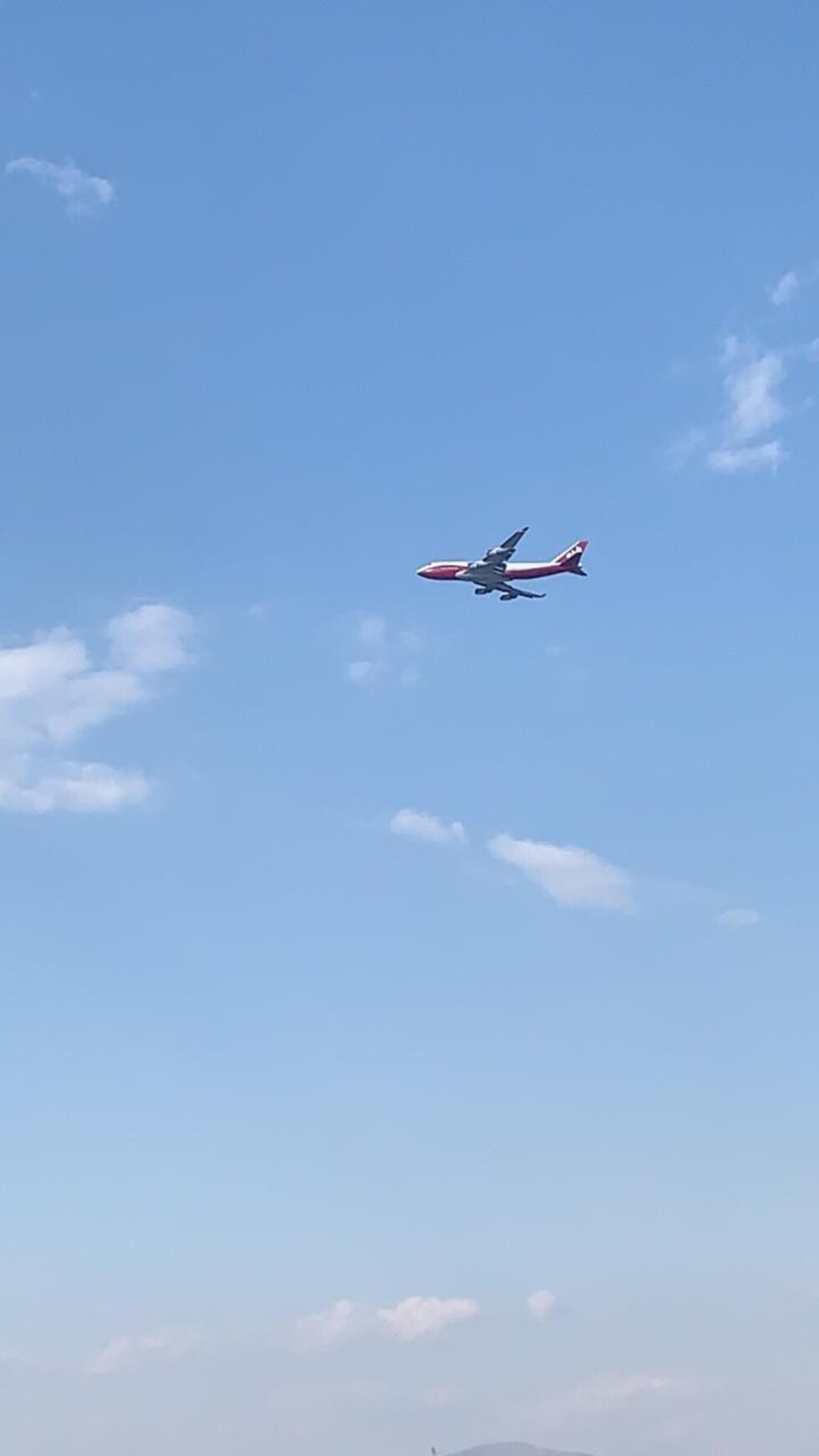 Un Supertanker y cientos de personas trabajaron arduamente para sofocar el incendio en Tarija (Imágenes)