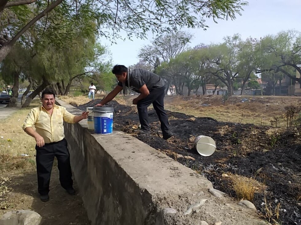Vecinos y policías lograron controlar incendio en Av. Membrillos de Tarija