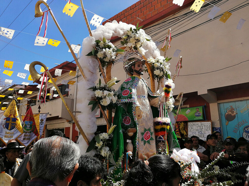Niños del colegio María Laura Justiniano esperando la procesión de San Roque