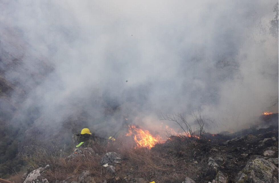 Incendio sigue y desgasta a los bomberos de Tarija y su equipamiento
