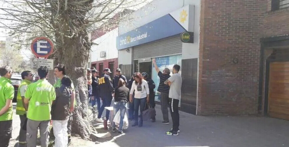 Se lanzó con su hija a las vías del tren y ella se salvó