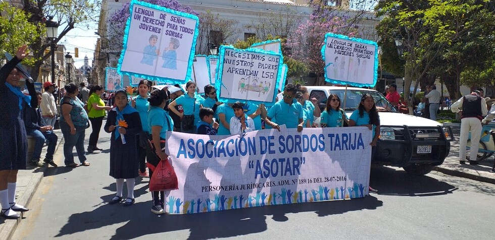 Caminata de personas sordas en Tarija busca sensibilizar a la población sobre sus derechos