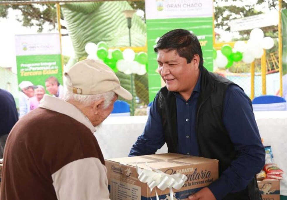 Yacuiba entrega más de 8 mil canastas para adultos mayores