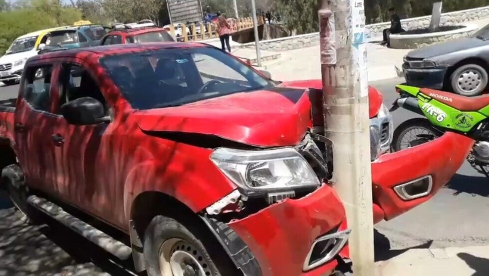 Camioneta colisiona con bus y deja un herido, sucedió en Tarija