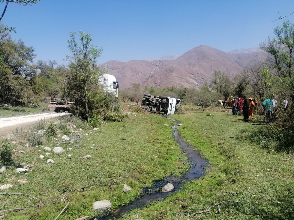 Muere joven al encunetar camión en San Andrés-Tarija