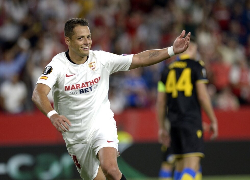 Chicharito afianza a Sevilla en el liderato de su grupo