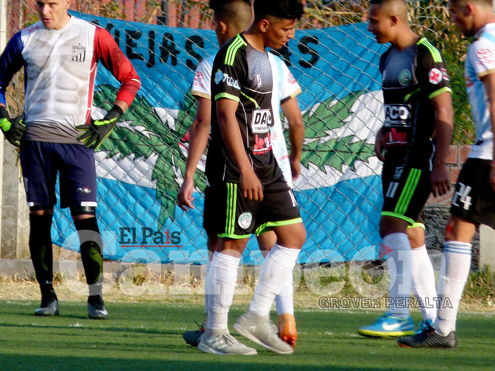 ¿Qué tipo de zapatos para fútbol están autorizados en césped sintético?
