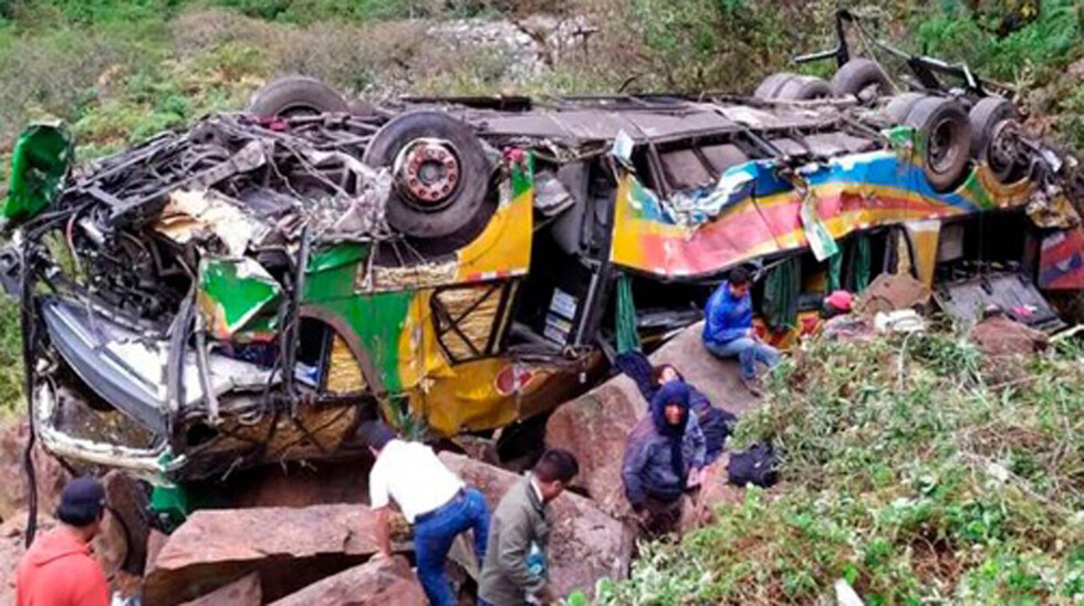 Autobús cae a un barranco y hay 18 muertos en Perú
