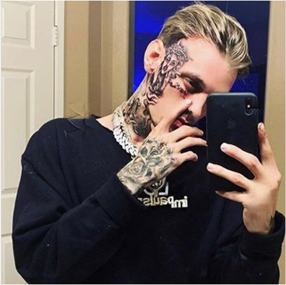 Aaron Carter  se hizo tatuaje en la cara