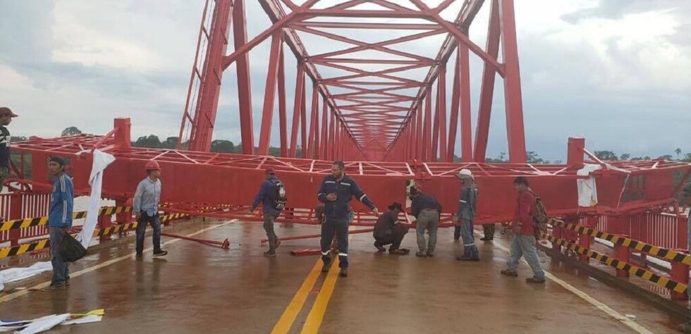Vientos provocan caída de una pasarela de fierro sobre nuevo puente Madre de Dios