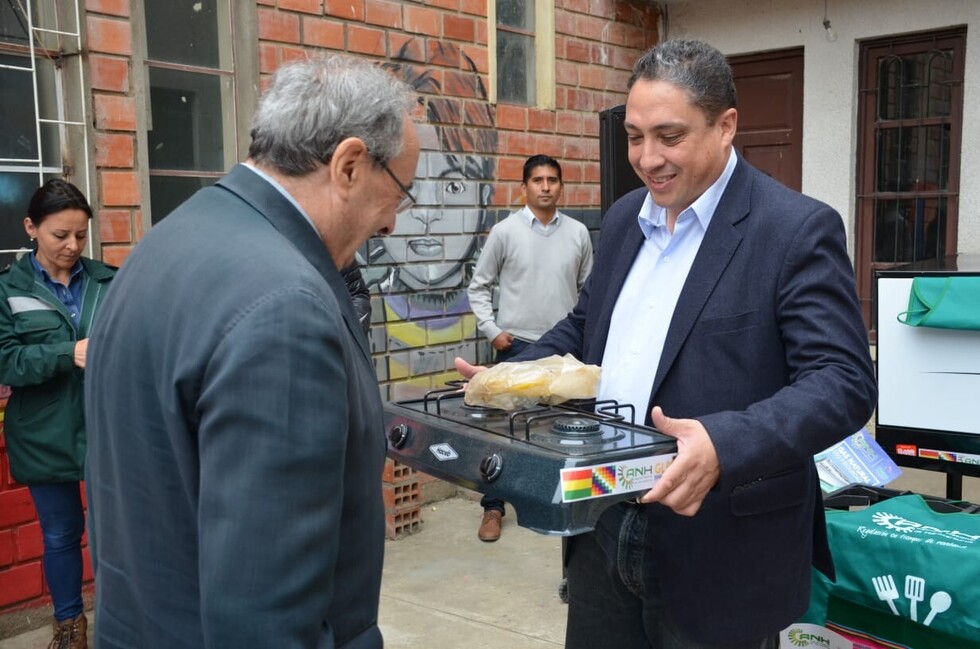 Héctor Arce entrega cocinas y hornos a la organización católica Cáritas en Tarija