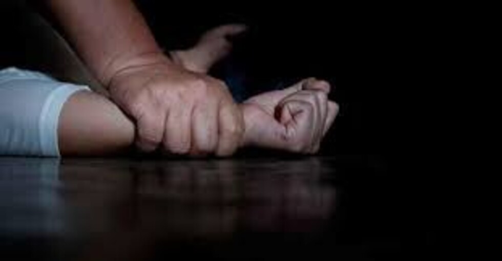 Violan a mujer y le dejan en terapia intensiva