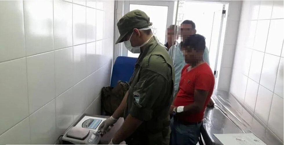 Caen dos “mulas” bolivianas con 119 cápsulas