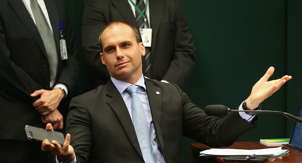 Piden expulsar al hijo de Bolsonaro del PSL