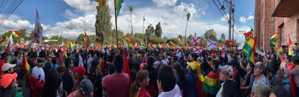 Cabildo en Sucre aprueba cercar instituciones y llama a un Cabildo Nacional en La Paz
