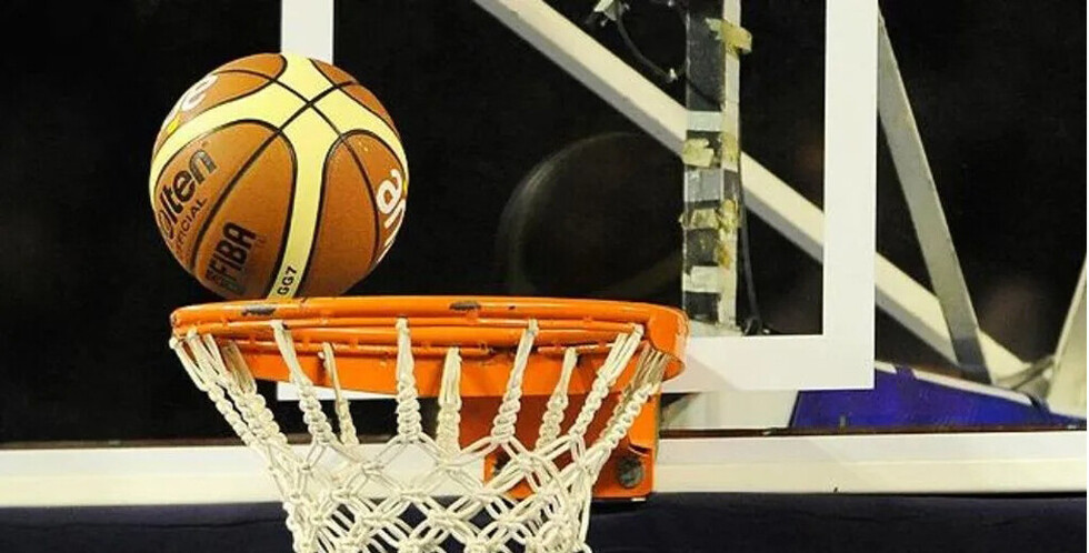 Encestó pelota de básquet sin tocarla