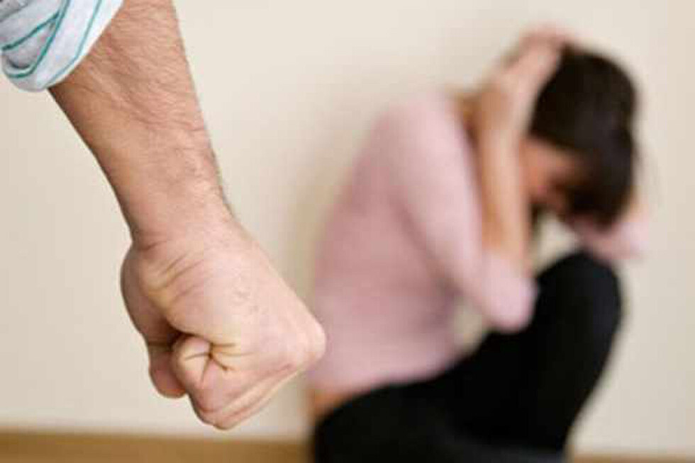 Le reventó el ojo a su pareja en una camioneta