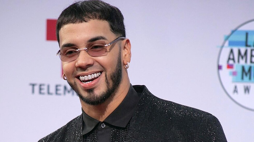 A Anuel AA  casi lo muerde  un león