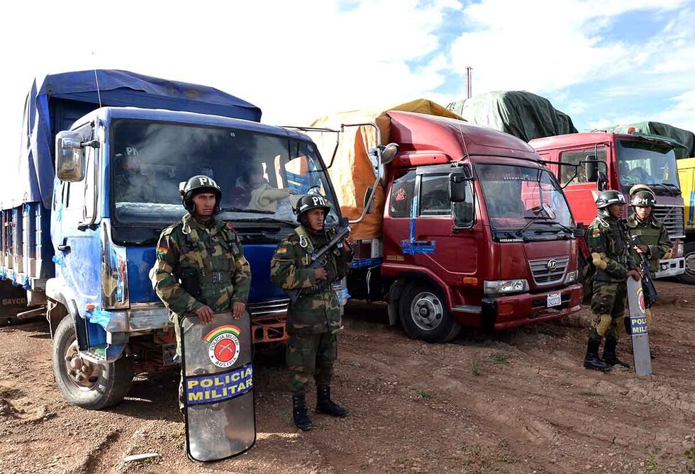 Contrabandistas se organizan como militares contra las FFAA