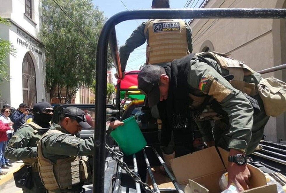 Policía acude a Vila Vila a dispersar el ataque de mineros a delegaciones de Potosí y Sucre