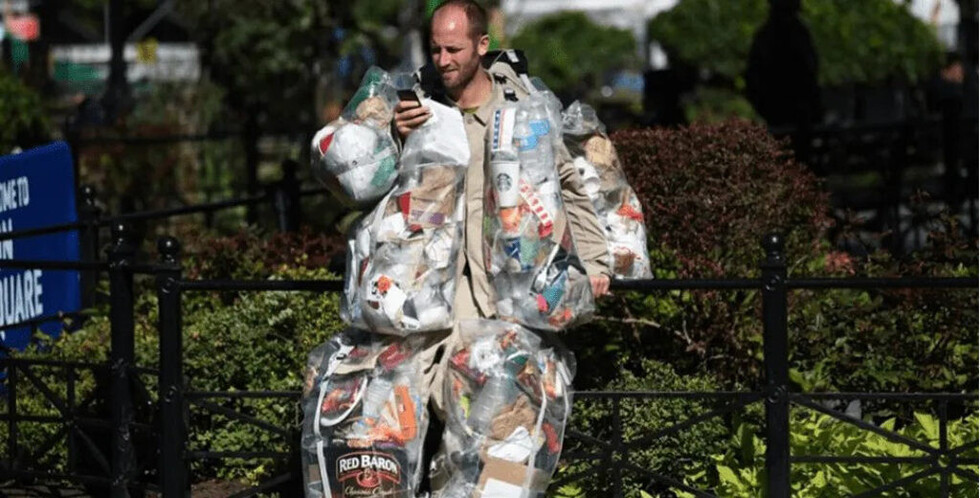“Hombre basura” come 1 año sin gastar dinero