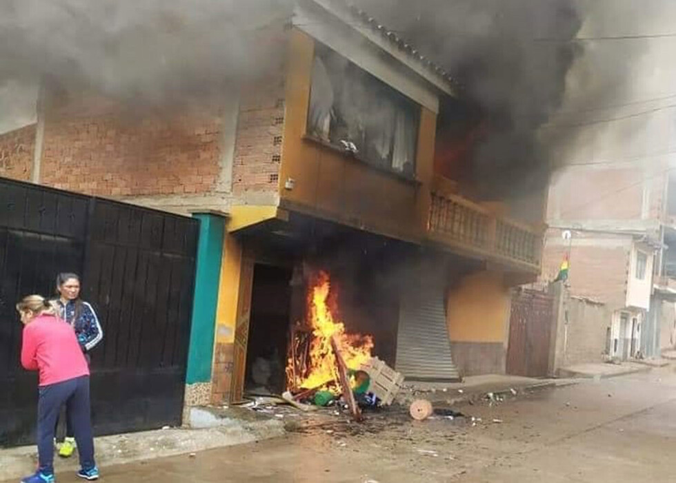 Renuncia de autoridades deja saqueos, destrozos e incendios