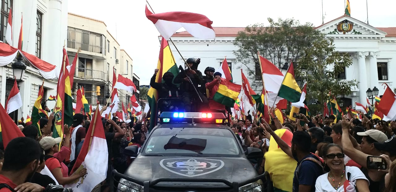 Imágenes históricas de una jornada convulsa