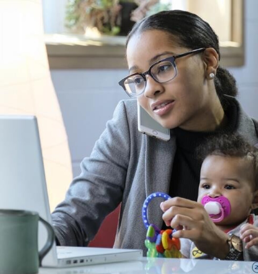 Estudio: transformación digital amenaza más a mujeres que a hombres