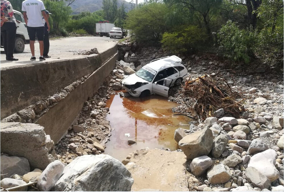 Vagoneta vuelca en Coimata y deja siete heridos