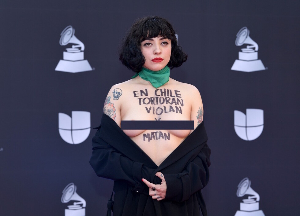 Mon Laferte protestó en  topless en Latin Grammy