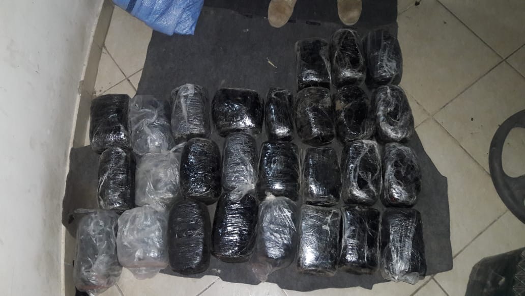 Aprehenden a 3 personas con 28 paquetes de marihuana en Caraparí