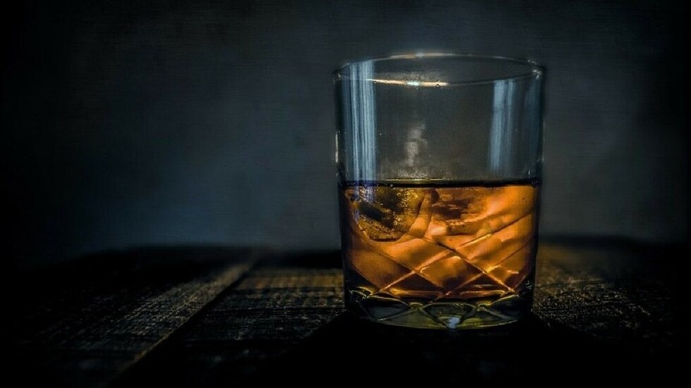 El creador de un cóctel con whisky y un dedo humano deja en herencia sus dedos del pie