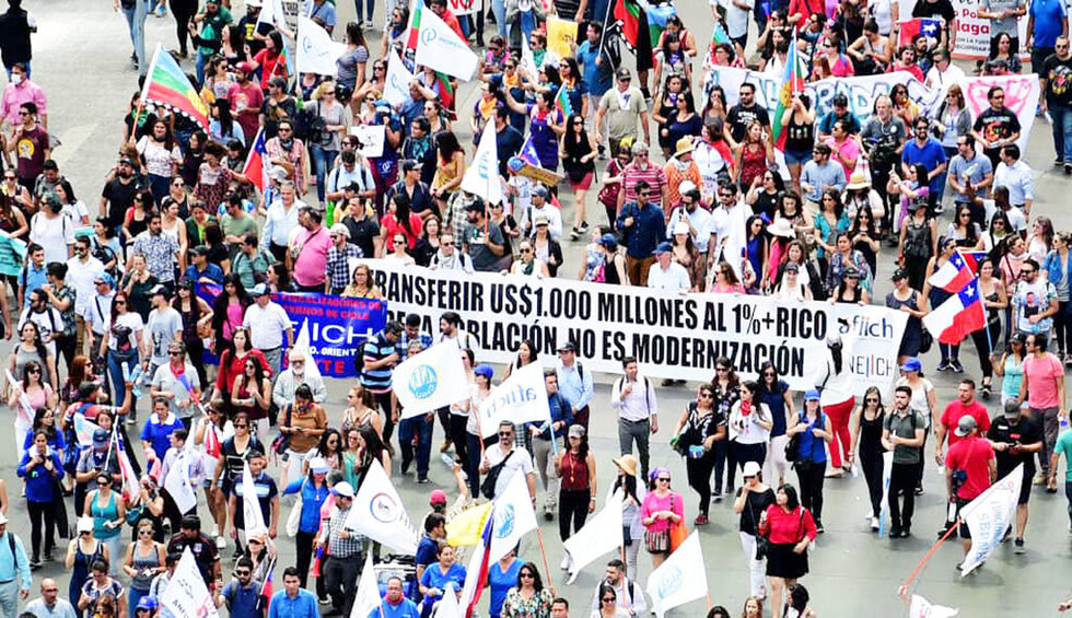 Chilenos siguen en las calles por una nueva Constitución