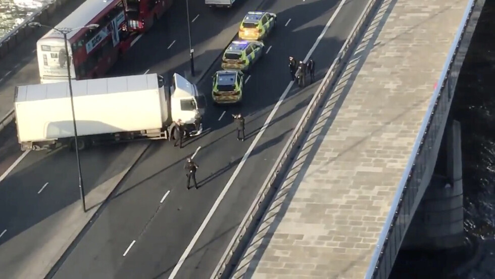 Policía abate a atacante que apuñaló a varias personas en Puente de Londres Policía abate a atacante que apuñaló a varias personas en Puente de Londres