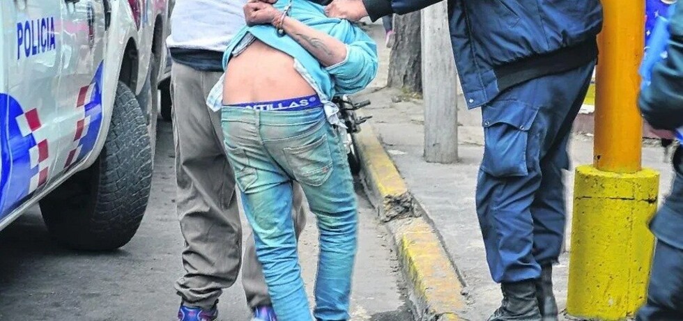 Depravado violó a su ex suegra y se escapó