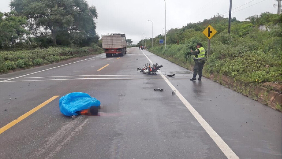 Motociclista  muere tras  chocar con camión en Caraparí
