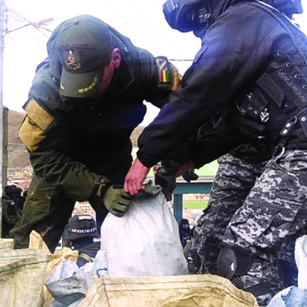 Aprehenden a 3 ladrones de mineral en Huanuni
