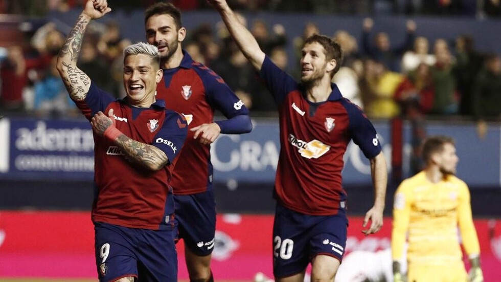 Sevilla deja dos puntos en un compromiso trepidante