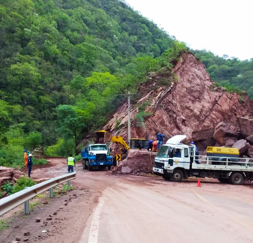 Tarija: Intervienen derrumbe en vía a Villa Montes