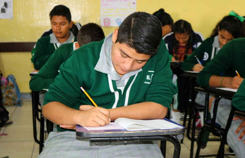 Entregan becas a los estudiantes destacados
